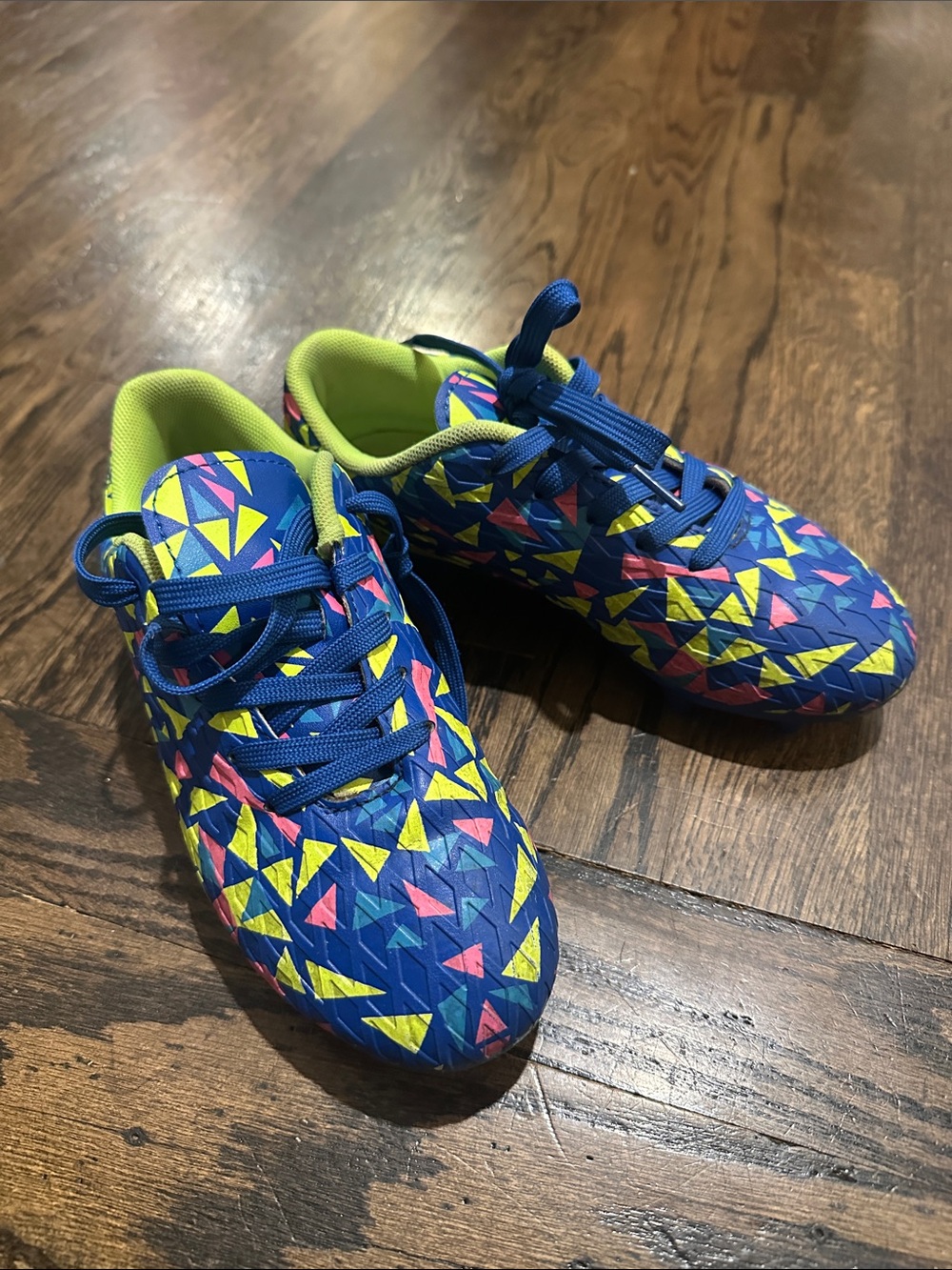 Dream Pairs Kids Blue soccer Cleats with Neon Yellow & Pink Triangle Print